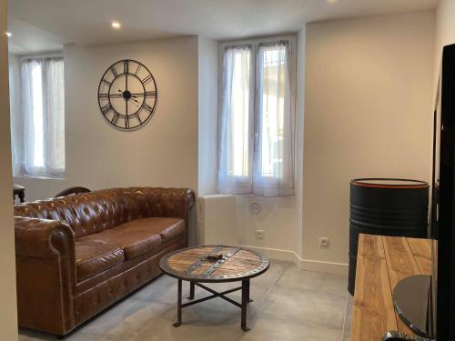un salon avec un canapé en cuir marron et une table dans l'établissement 2 Pièces Vue Mer à proximité des Parfumeries, à Grasse