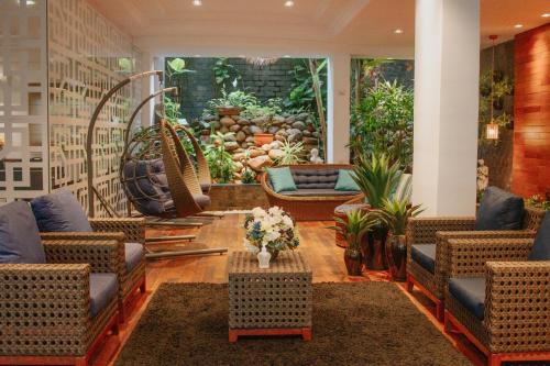 a lobby with furniture and a painting of a garden at Hotel das Américas in Balneário Camboriú