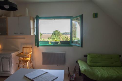 Cette chambre dispose d'une fenêtre, d'une table et d'une chaise. dans l'établissement Appartement en campagne a 1h30 de Paris, à Foucrainville