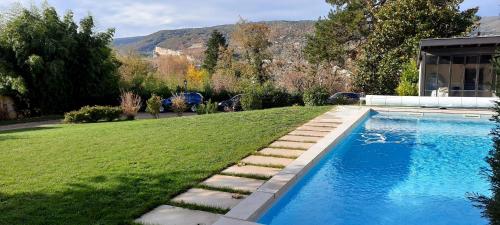 une piscine au milieu d'une cour dans l'établissement La Parenthèse, Rez de jardin indépendant, 4 étoiles, à Fleurieu-sur-Saône