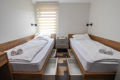 En eller flere senge i et værelse på Hostel Atrijum