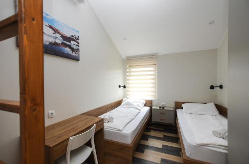 سرير أو أسرّة في غرفة في Hostel Atrijum
