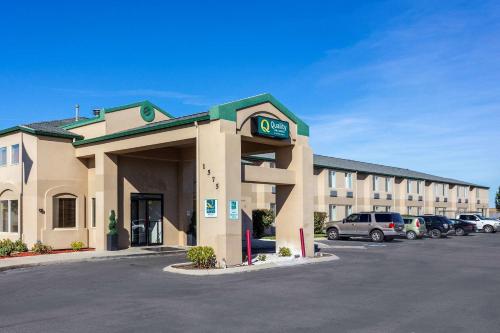 a hotel building with a clock in a parking lot at Quality Inn & Suites Meridian - West Boise in Meridian