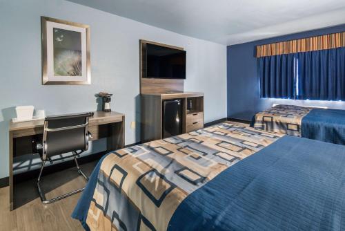 Postel nebo postele na pokoji v ubytování Rodeway Inn Carrollton I-35E