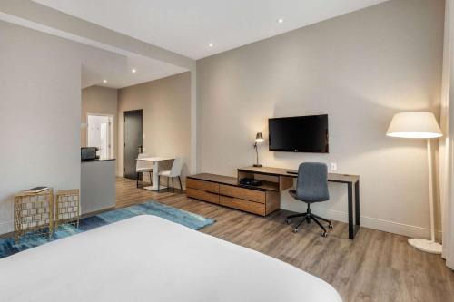 a hotel room with a bed and a television at Hotel Royal William, Ascend Hotel Collection in Quebec City