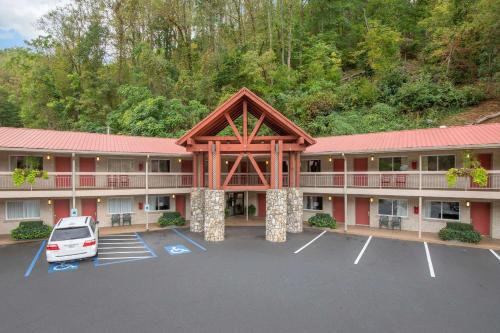 an aerial view of a hotel with a parking lot at Econo Lodge Cherokee Near Island Park in Cherokee
