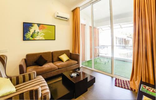 Χώρος καθιστικού στο Eternal Wave Apartments by Daystar Ventures