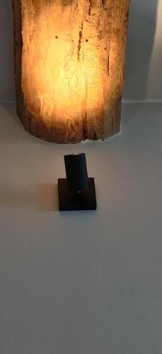 a lamp on a wall with a light on it at Lianko - Vakantiewoning in Bekkevoort