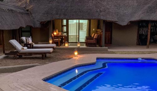 ein Schwimmbad in der Mitte eines Hauses in der Unterkunft iKhaya LamaDube Game Lodge in Klipdrift