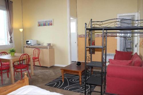 - un salon avec des lits superposés et une table dans l'établissement Villa Normande, au Tréport