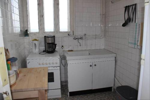 uma pequena cozinha com um lavatório e um fogão em Villa Normande em Le Tréport
