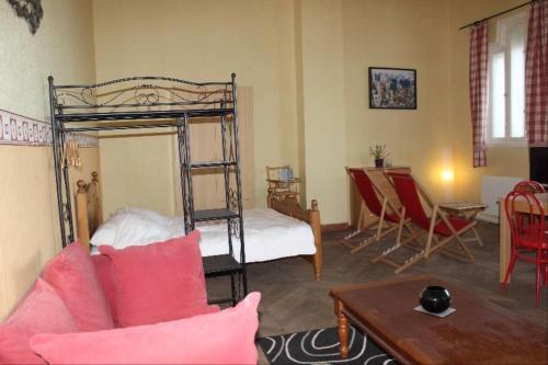 Un pat sau paturi într-o cameră la Villa Normande