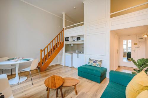 un salon avec un canapé bleu et une table dans l'établissement Hyper centre - Cathédrale, à Reims