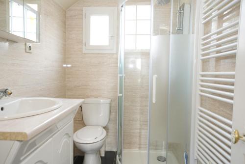 une salle de bain avec toilettes, lavabo et douche dans l'établissement Grand appart à 2 pas des bords de Loire, à Orléans