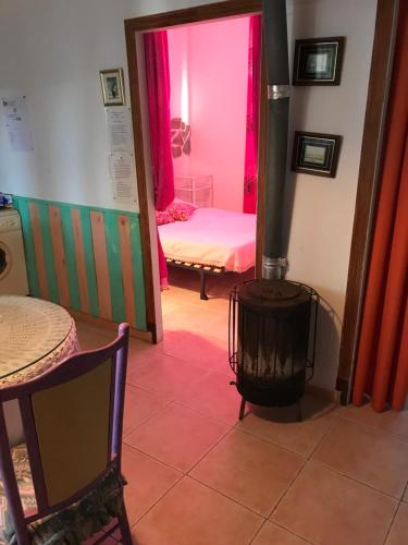 - une chambre avec un lit et un miroir dans l'établissement pequeño conjunto casas adosado, à Salobreña