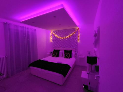 a purple bedroom with a bed with a purple ceiling at Diamond Suite Verona in Verona