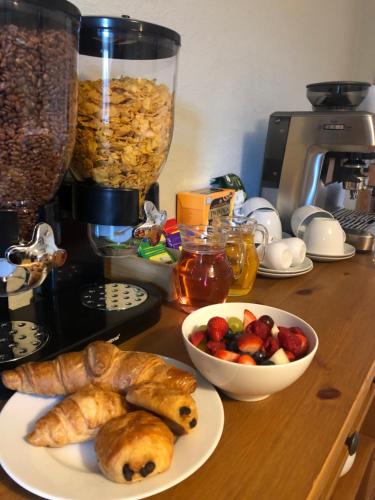 een tafel met een bord eten en een fruitschaal bij Whinburn Guest House in Fort William