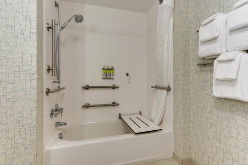 ห้องน้ำของ Holiday Inn Express & Suites - Saugerties - Hudson Valley, an IHG Hotel