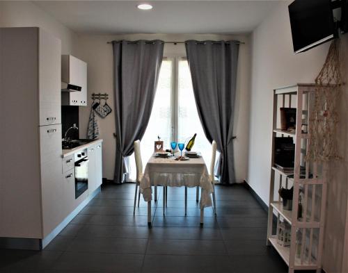 a small kitchen with a table and a window at Mare&Terra... Alloggi nel Delta in Polesine Camerini