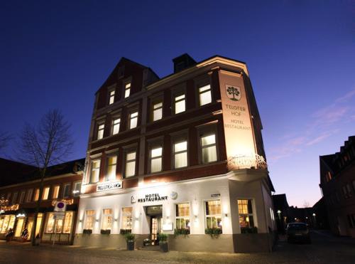 a large building with a clock on the side of it at Hotel Restaurant Telgter Hof in Telgte