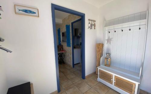 un pasillo con una puerta que conduce a una habitación en La villa Ty Mor Braz en Plouarzel