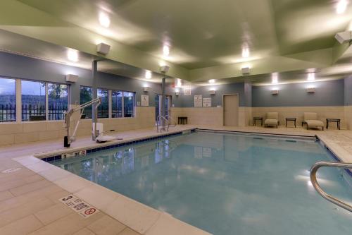 Holiday Inn Express & Suites - Saugerties - Hudson Valley, an IHG Hotel في ساوغيرتيس: حمام سباحة في غرفة في الفندق مع
