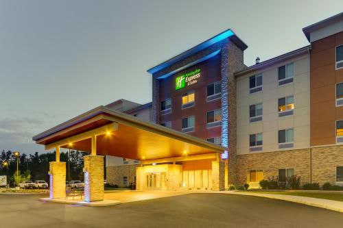 a hotel building with a sign on the front of it at Holiday Inn Express & Suites - Saugerties - Hudson Valley by IHG in Saugerties