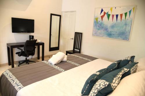 Un pat sau paturi într-o cameră la Seis Playas Hotel