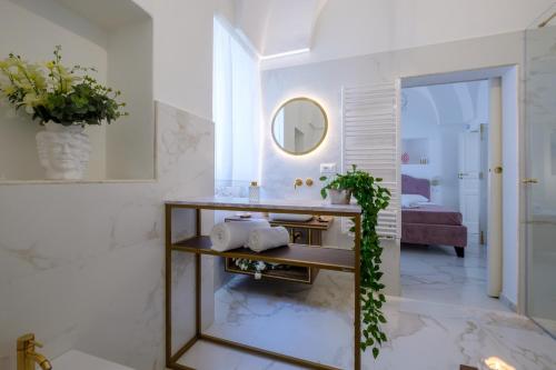 Ένα ή περισσότερα κρεβάτια σε δωμάτιο στο La Bella Ostuni Suites
