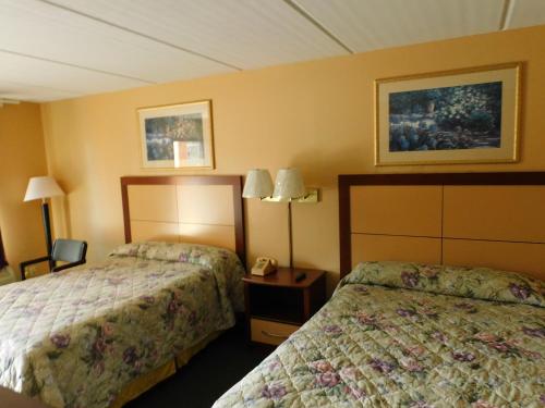 Camilla Inn & Suites tesisinde bir odada yatak veya yataklar