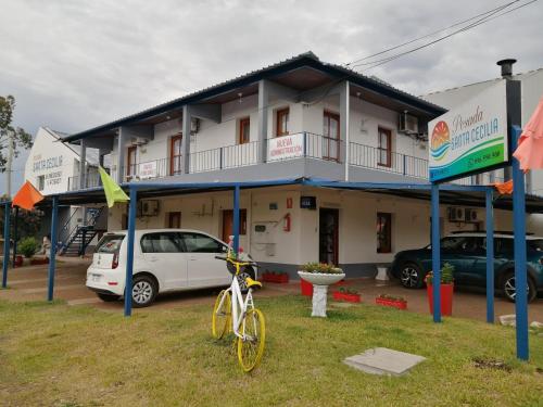 una bicicleta estacionada frente a un edificio en POSADA SANTA CECILIA, en Termas del Daymán