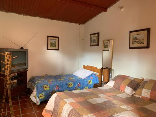 En eller flere senger på et rom på Finca campestre en Mesitas del Colegio