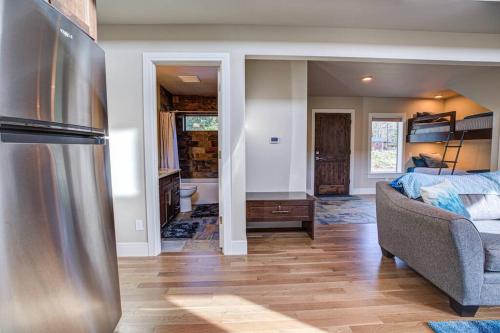 Dapur atau dapur kecil di Newly built Modern Chalet at Mt. Hood Village