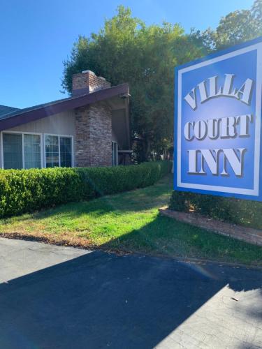 a sign for a villa outlet inn in front of a house at Villa Court Inn Oroville in Oroville