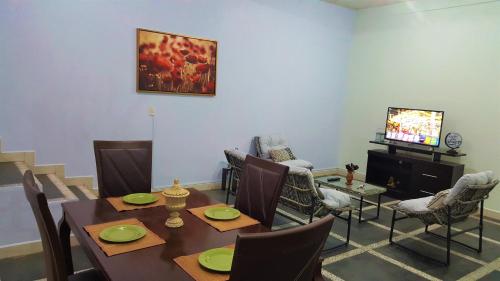 a dining room with a table and chairs and a television at Hospedaje Tolantongo in Cardonal