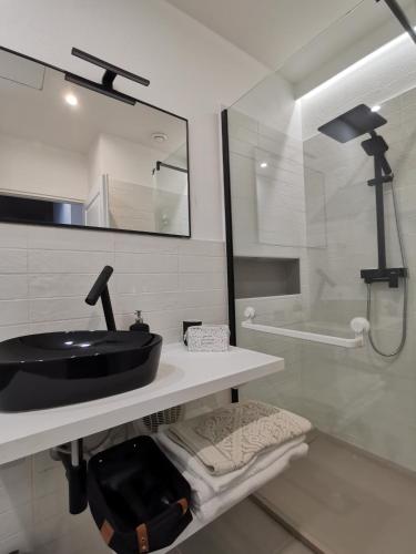 Un baño de PARMA EXPRESS Traveller's Lodging front Station FS Privat PARKING