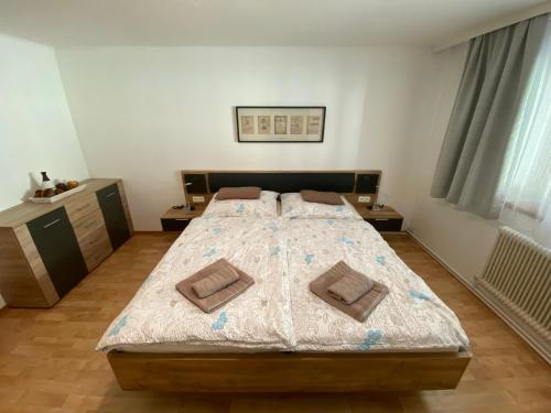 A bed or beds in a room at Haus Luxgütl