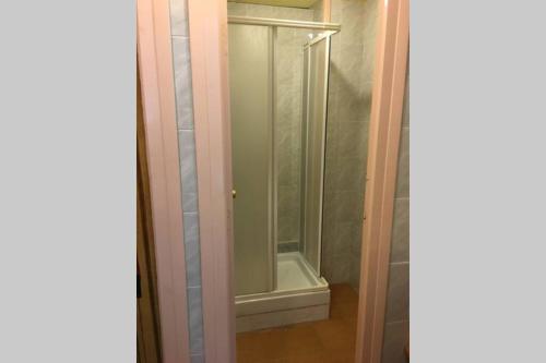 een douche in een kamer met een glazen deur bij El Piset de Amposta - Delta del Ebro in Amposta
