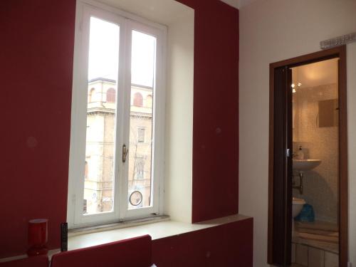 - une fenêtre dans une chambre avec vue sur un bâtiment dans l'établissement Enjoy Roma, à Rome