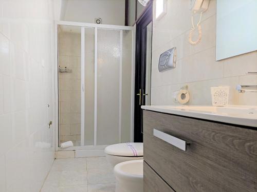 チェリニョーラにあるB&B La Casettaのバスルーム(トイレ、洗面台、シャワー付)