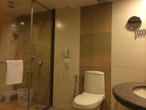 Vonios kambarys apgyvendinimo įstaigoje Golden Tulip Jaipur