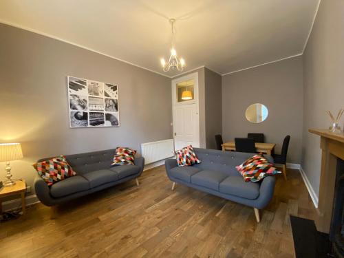 a living room with two couches and a table at innerCityLets - Royal Mile in Edinburgh