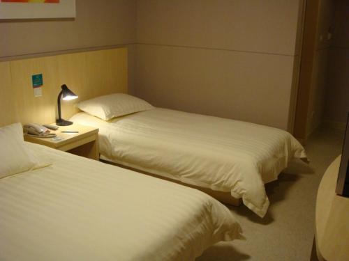 Cama ou camas em um quarto em Jinjiang Inn - Shanghai Songjiang University Town