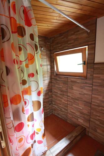 Ett badrum på Svetionik Apart