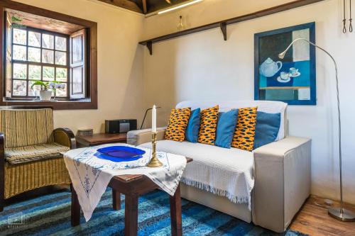 una sala de estar con un sofá y una mesa en Casa Palmera, en Puntagorda