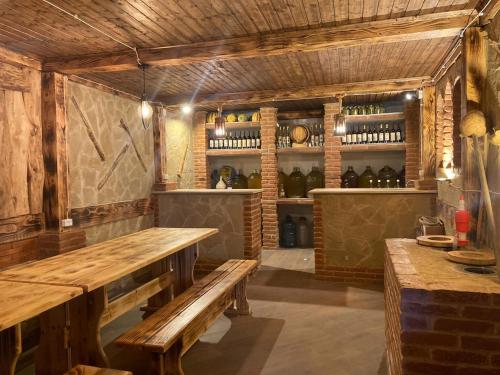 una camera con tavolo in legno e panca di Kutaisi Best Guest House a Kutaisi