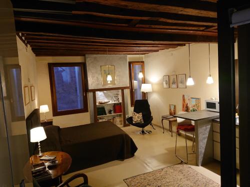 ヴェネツィアにあるStudio Apartment San Marco 1825 fully sanitzdのベッドルーム1室(ベッド1台、デスク付)