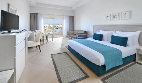 Ein Bett oder Betten in einem Zimmer der Unterkunft JAZ Soma Beach