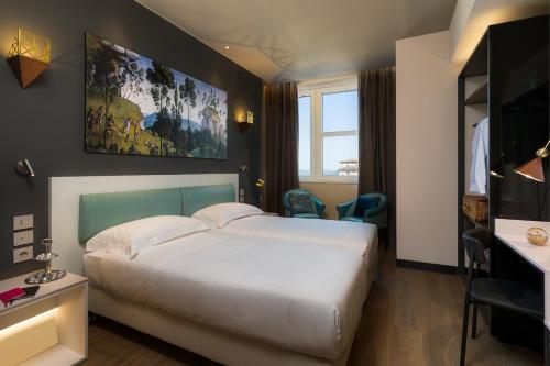una camera d'albergo con un grande letto e una finestra di Sangallo Palace a Perugia