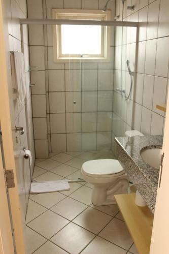 uma casa de banho com um WC e um lavatório em Hotel Cesa em São José dos Ausentes